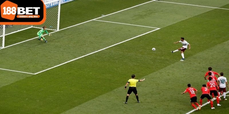 Đá phạt bóng đá là gì và thông tin quan trọng bạn cần biết 3 Khi đá gián tiếp, cầu thủ có thể đưa ra các pha chuyền bóng tinh vi