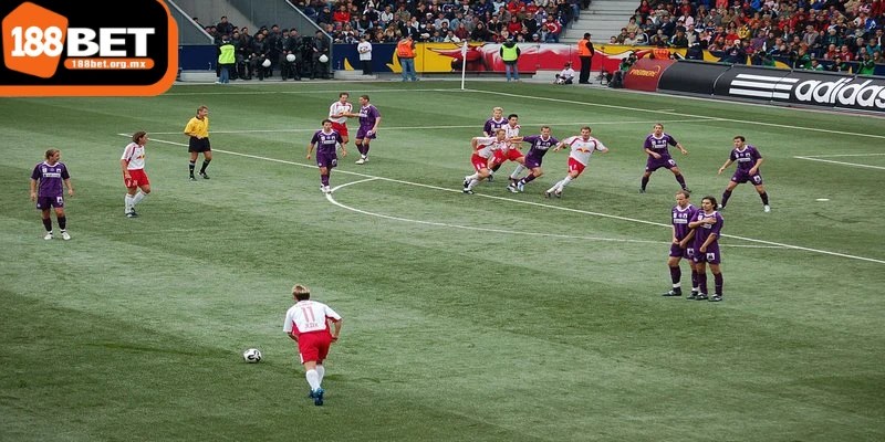 Đá phạt bóng đá là gì và thông tin quan trọng bạn cần biết 1 Đá phạt bóng đá là cú đá sử dụng trong tình huống mà cầu thủ vi phạm luật lệ