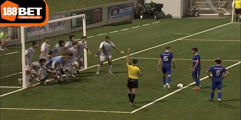 Đá phạt bóng đá là gì và thông tin quan trọng bạn cần biết 4 Tùy vào từng tình huống mà các cầu thủ sẽ thực hiện cú đá phạt khác nhau