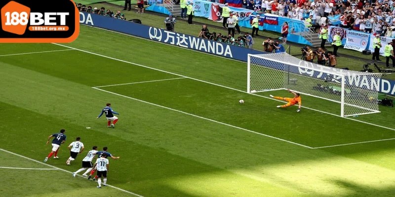 Đá Phạt Trực Tiếp Trong Bóng Đá -  Các Quy Định Cần Nắm 4 Cầu thủ thực hiện quả đá phạt trực tiếp sẽ thể hiện kĩ năng của mình